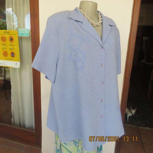 Smart cornflower short sleeve button down embroidered top in size 50/26 by GEE WIZ.As new