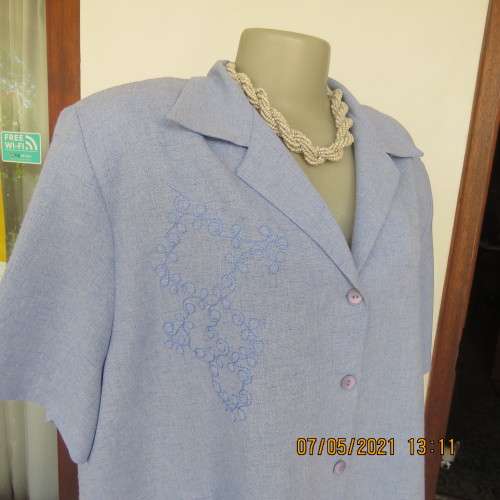 Smart cornflower short sleeve button down embroidered top in size 50/26 by GEE WIZ.As new