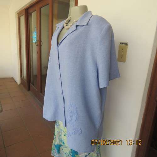 Smart cornflower short sleeve button down embroidered top in size 50/26 by GEE WIZ.As new