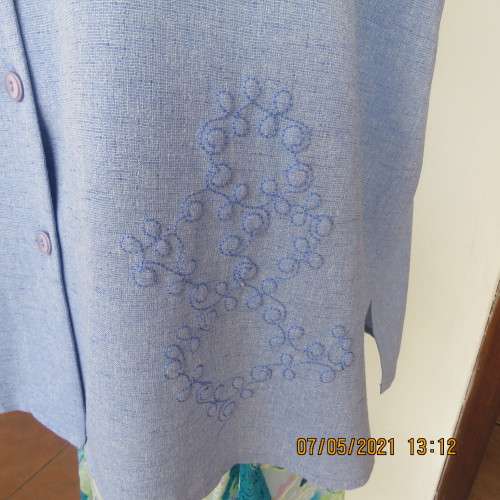Smart cornflower short sleeve button down embroidered top in size 50/26 by GEE WIZ.As new