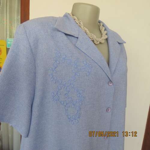 Smart cornflower short sleeve button down embroidered top in size 50/26 by GEE WIZ.As new