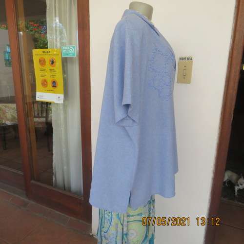 Smart cornflower short sleeve button down embroidered top in size 50/26 by GEE WIZ.As new
