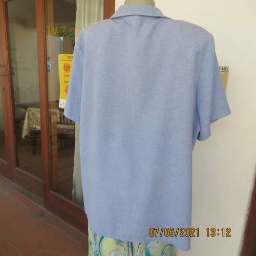 Smart cornflower short sleeve button down embroidered top in size 50/26 by GEE WIZ.As new