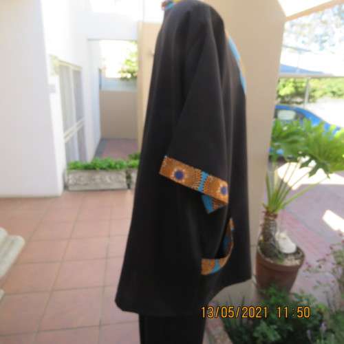 Ethnic boutique made black/blue,brick patterned top for men  size XXXL or woman 50/26+.New cond.