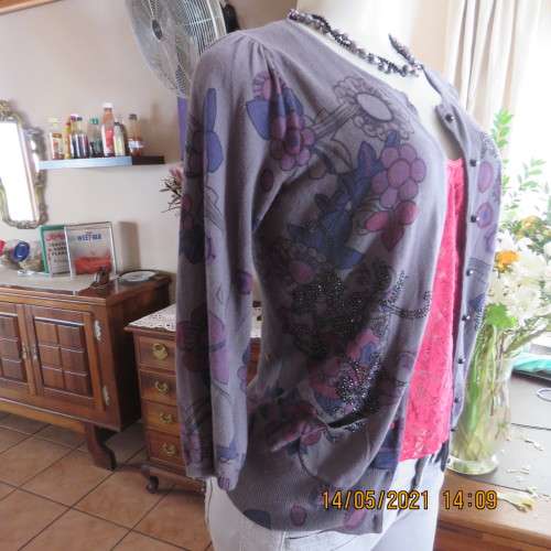 Amazing glam pebble grey knitted cardigan with pink/purple flowers and embellishment size 34/10.