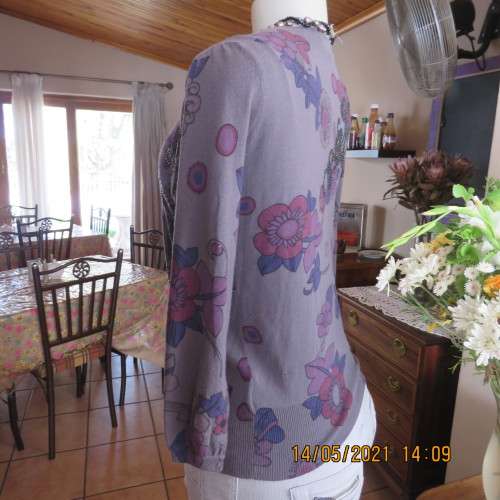 Amazing glam pebble grey knitted cardigan with pink/purple flowers and embellishment size 34/10.