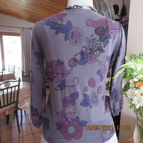 Amazing glam pebble grey knitted cardigan with pink/purple flowers and embellishment size 34/10.