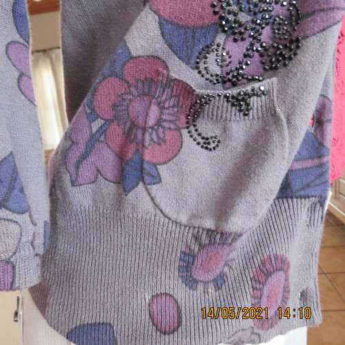 Amazing glam pebble grey knitted cardigan with pink/purple flowers and embellishment size 34/10.