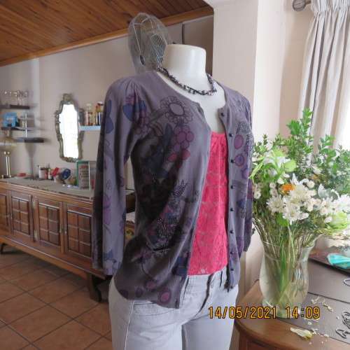 Amazing glam pebble grey knitted cardigan with pink/purple flowers and embellishment size 34/10.