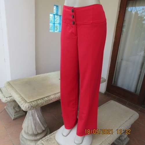 Get noticed in this chilli red wide legged pants in Poly/viscose stretch blend. Size 36/12 by OASIS.