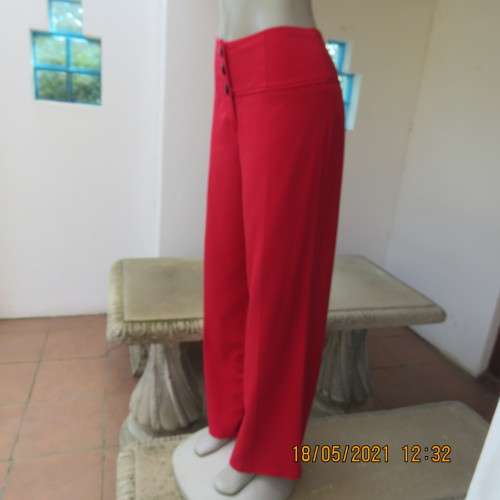 Get noticed in this chilli red wide legged pants in Poly/viscose stretch blend. Size 36/12 by OASIS.
