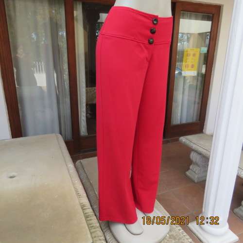 Get noticed in this chilli red wide legged pants in Poly/viscose stretch blend. Size 36/12 by OASIS.