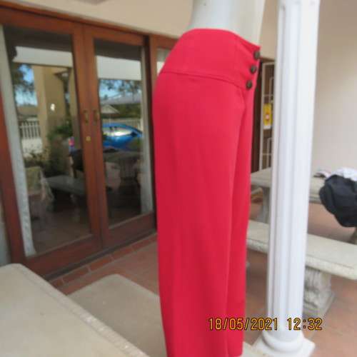 Get noticed in this chilli red wide legged pants in Poly/viscose stretch blend. Size 36/12 by OASIS.