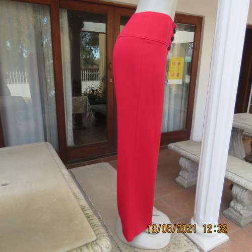 Get noticed in this chilli red wide legged pants in Poly/viscose stretch blend. Size 36/12 by OASIS.