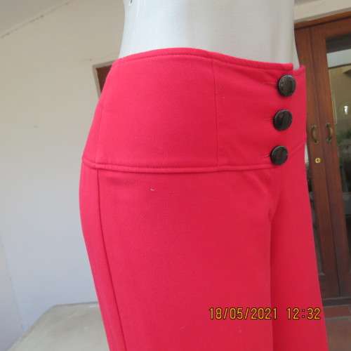 Get noticed in this chilli red wide legged pants in Poly/viscose stretch blend. Size 36/12 by OASIS.