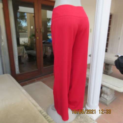 Get noticed in this chilli red wide legged pants in Poly/viscose stretch blend. Size 36/12 by OASIS.
