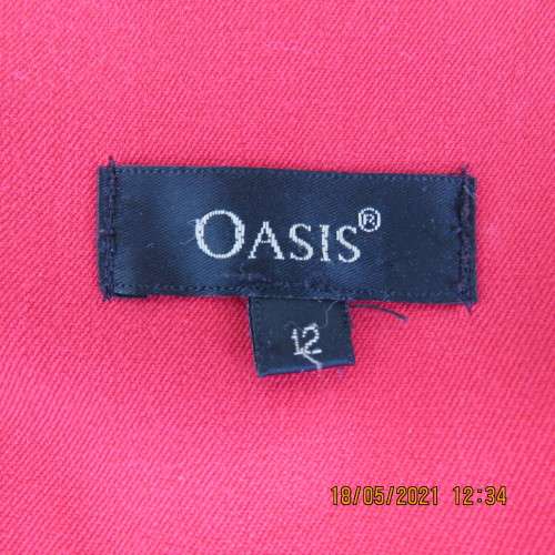 Get noticed in this chilli red wide legged pants in Poly/viscose stretch blend. Size 36/12 by OASIS.