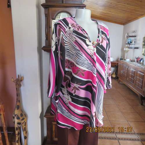 Get noticed in this top with diagonal patterned lines in pinks/black and white. By DONATELLA size 48