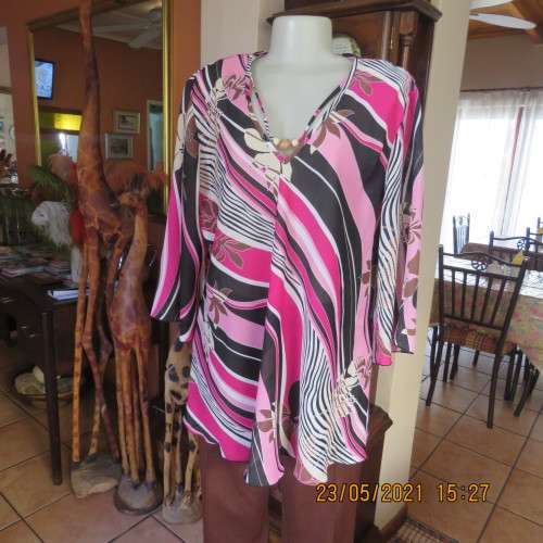 Get noticed in this top with diagonal patterned lines in pinks/black and white. By DONATELLA size 48