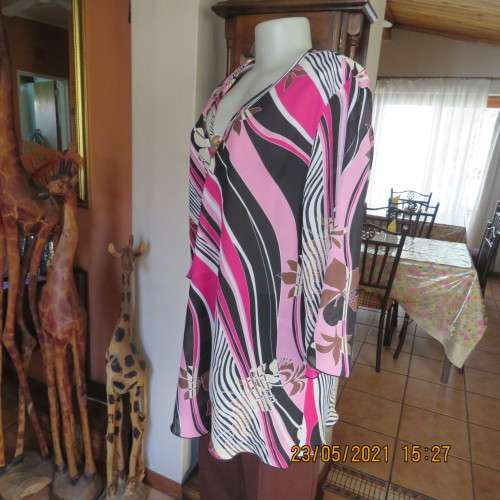 Get noticed in this top with diagonal patterned lines in pinks/black and white. By DONATELLA size 48