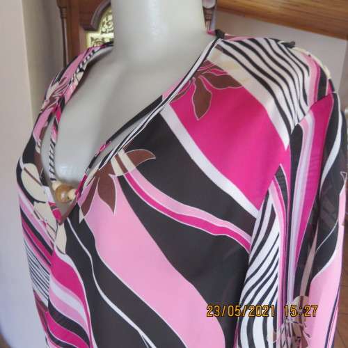 Get noticed in this top with diagonal patterned lines in pinks/black and white. By DONATELLA size 48