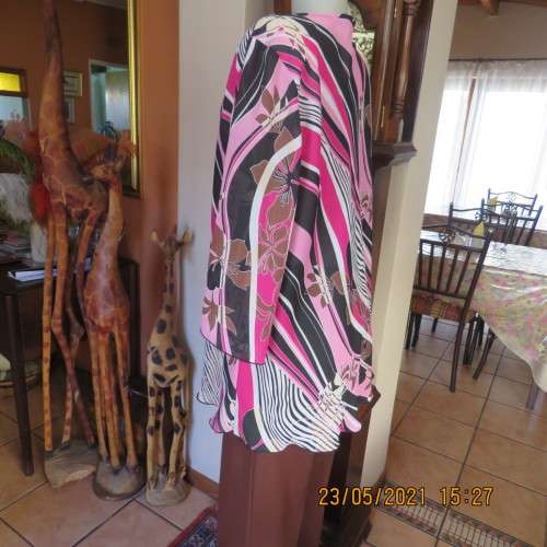 Get noticed in this top with diagonal patterned lines in pinks/black and white. By DONATELLA size 48