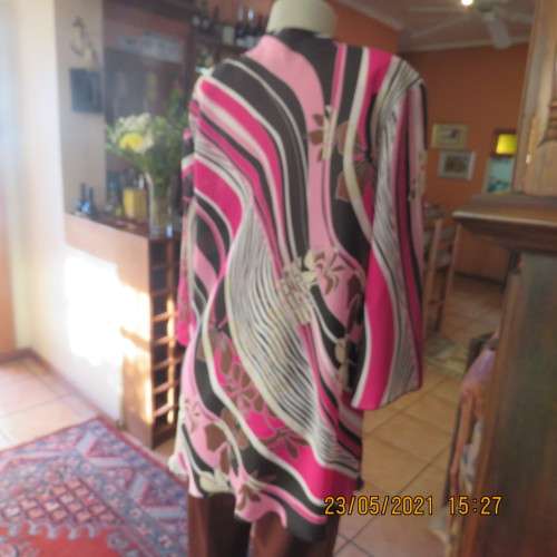 Get noticed in this top with diagonal patterned lines in pinks/black and white. By DONATELLA size 48