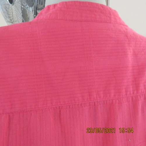 Beautiful magenta pink size 46/22 capped sleeve top by DONNA CLAIRE in 100% cotton from India.As new