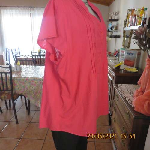Beautiful magenta pink size 46/22 capped sleeve top by DONNA CLAIRE in 100% cotton from India.As new