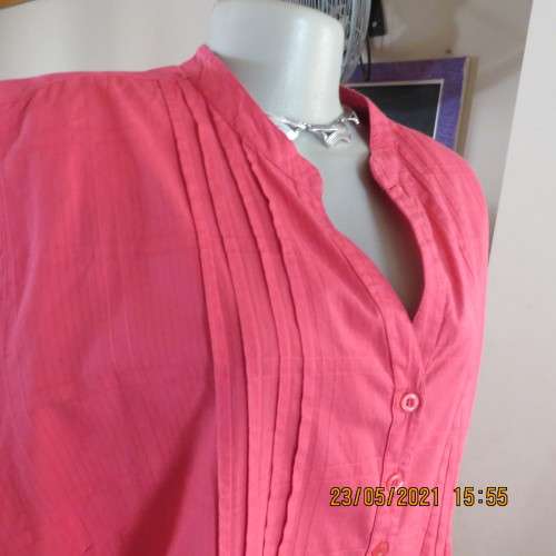 Beautiful magenta pink size 46/22 capped sleeve top by DONNA CLAIRE in 100% cotton from India.As new