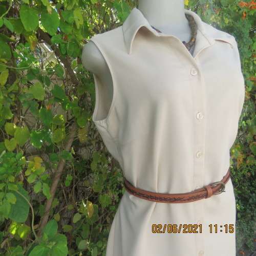 Easy to wear cream button down shirt dress with open collar/ Size 38/14. Good condition.