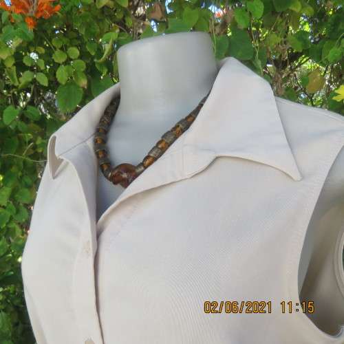 Easy to wear cream button down shirt dress with open collar/ Size 38/14. Good condition.