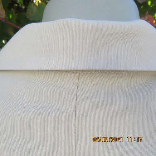 Easy to wear cream button down shirt dress with open collar/ Size 38/14. Good condition.