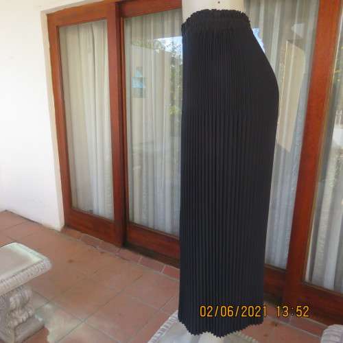 State of the art black permanent pleated skirt in maxi length.Elasticated waist. Size 38/14. As new.