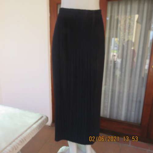 State of the art black permanent pleated skirt in maxi length.Elasticated waist. Size 38/14. As new.