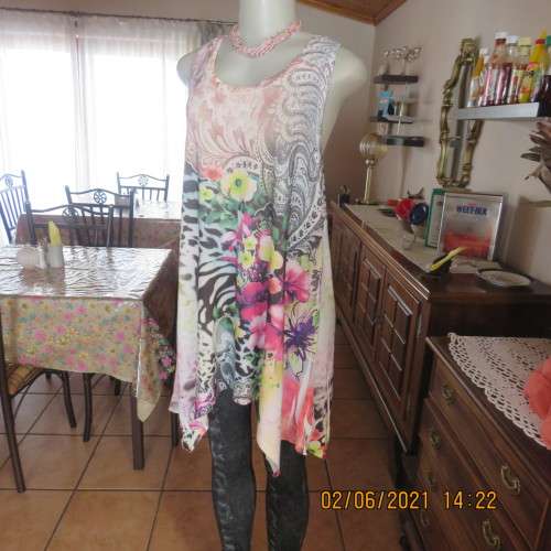 High/low silky stretch polyester sleeveless long cheerful floral top size 38 to 40. Fine condition.