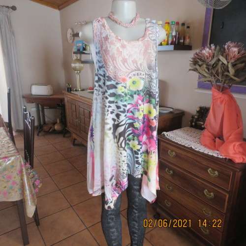 High/low silky stretch polyester sleeveless long cheerful floral top size 38 to 40. Fine condition.