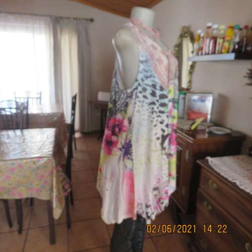 High/low silky stretch polyester sleeveless long cheerful floral top size 38 to 40. Fine condition.