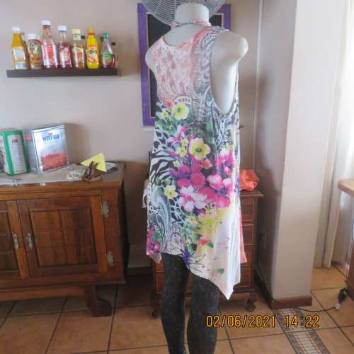 High/low silky stretch polyester sleeveless long cheerful floral top size 38 to 40. Fine condition.