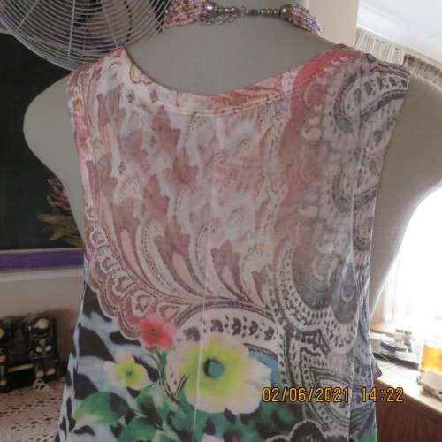 High/low silky stretch polyester sleeveless long cheerful floral top size 38 to 40. Fine condition.