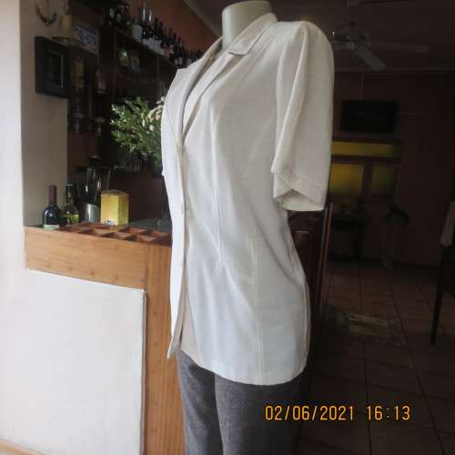 Stunning versatile short sleeve summer jacket/top in mottled beige. Size 40/16 by TOPICS.As new cond