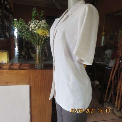 Stunning versatile short sleeve summer jacket/top in mottled beige. Size 40/16 by TOPICS.As new cond