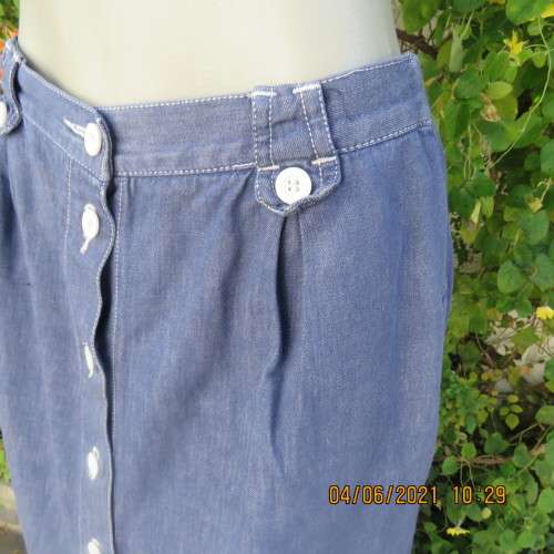 Durable blue denim button down skirt in heavy cotton.Pleats on front.Elasticated back. Size 36 to 38