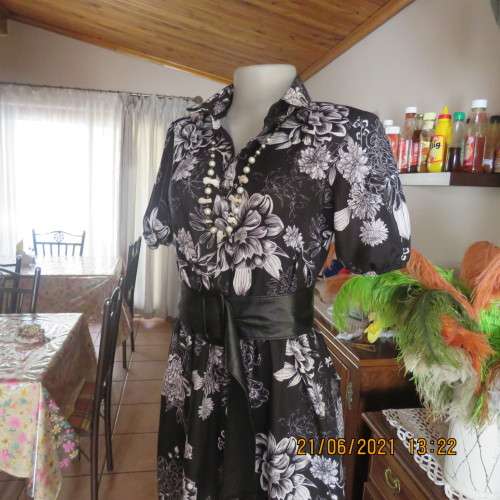 Pretty black and white floral 100% polyester dress with short sleeves.By OR size 34/10.Belt included