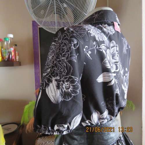 Pretty black and white floral 100% polyester dress with short sleeves.By OR size 34/10.Belt included