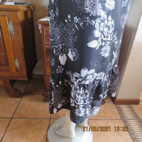 Pretty black and white floral 100% polyester dress with short sleeves.By OR size 34/10.Belt included