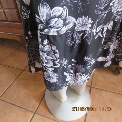 Pretty black and white floral 100% polyester dress with short sleeves.By OR size 34/10.Belt included