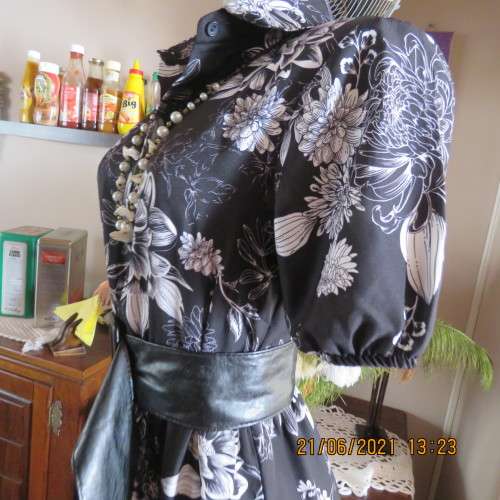 Pretty black and white floral 100% polyester dress with short sleeves.By OR size 34/10.Belt included