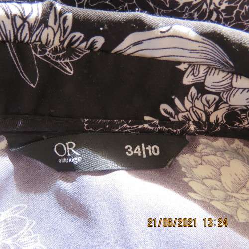 Pretty black and white floral 100% polyester dress with short sleeves.By OR size 34/10.Belt included