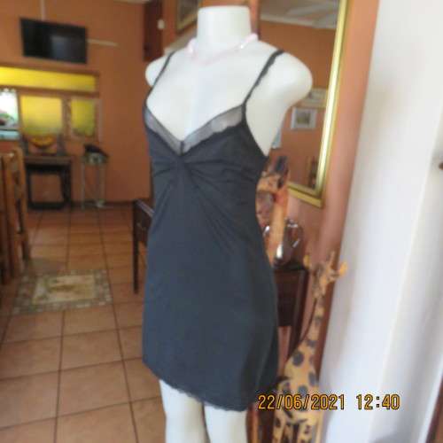 Lovely easy to wear black stretch polycotton under knee length petticoat. Adjustable straps.Size 34